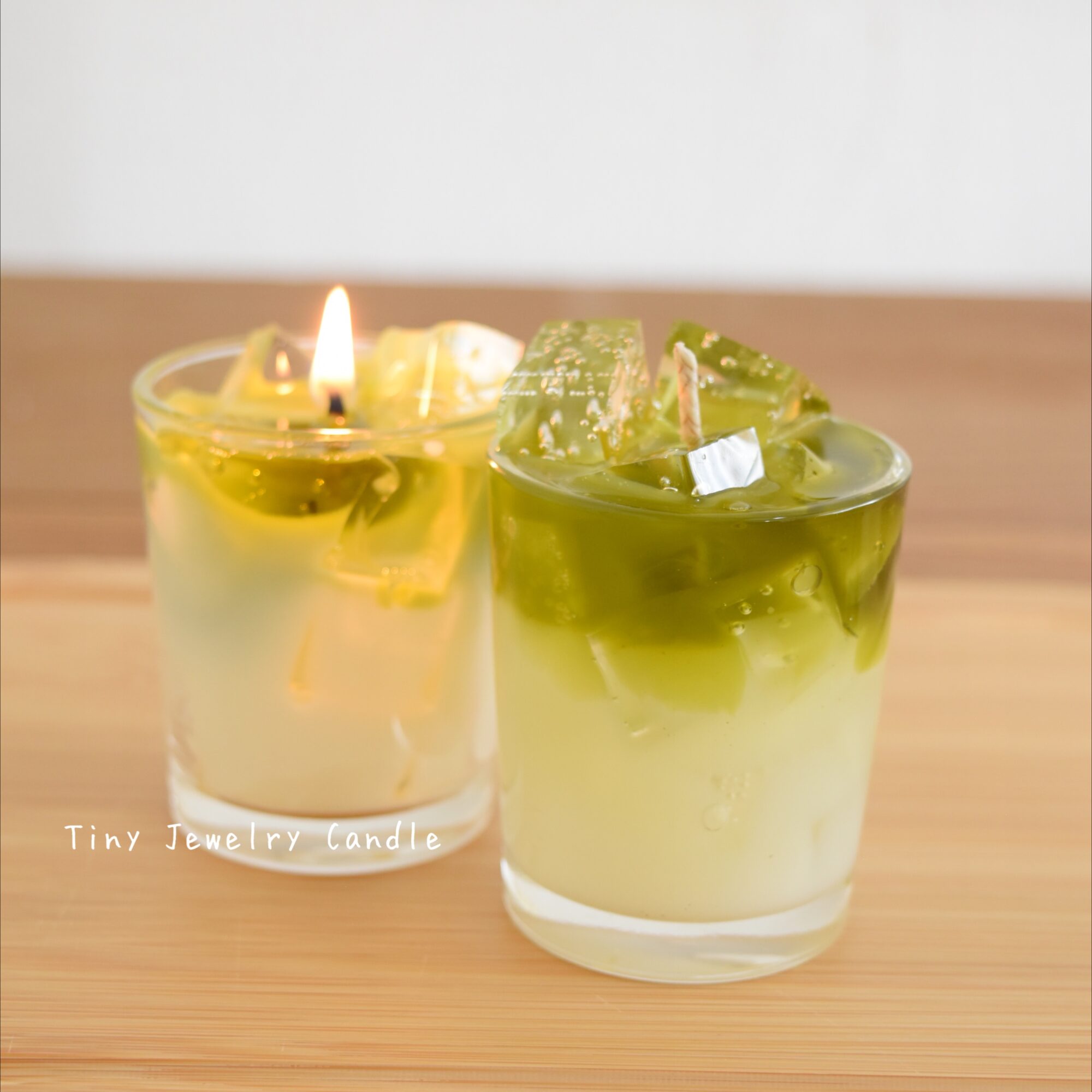 狭山茶の茶葉から香りと色を抽出して作られた、抹茶ラテ風のソイキャンドル。グラスに注がれたラテのようなグラデーションと、透明なゼリー状のトップが特徴。